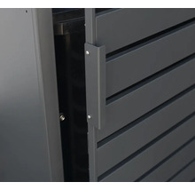 Detailní záběr boxu na popelnice s rukojetí