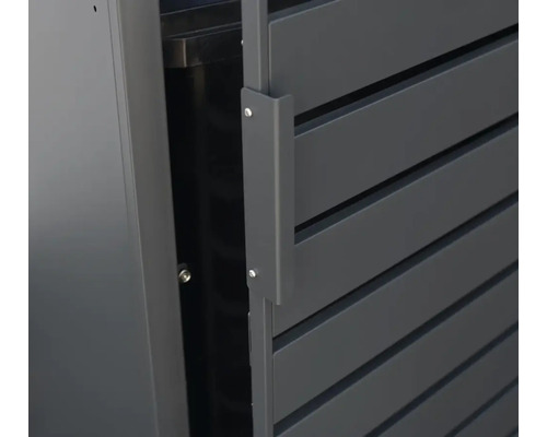 Detailní záběr boxu na popelnice s rukojetí