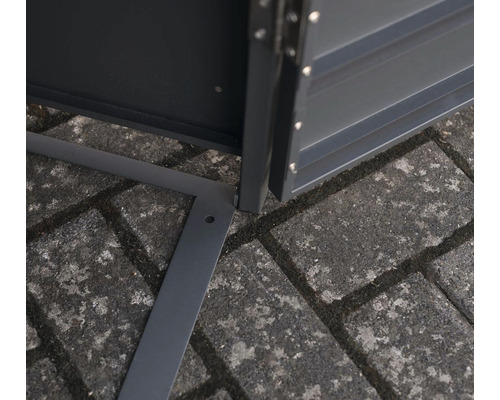 Detailní pohled na zahradní domek s podlahovým rámem na dlažebních kostkách