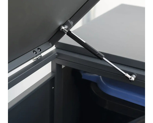 Detailní záběr zahradního domku s otevřeným víkem a plynovou pružinou