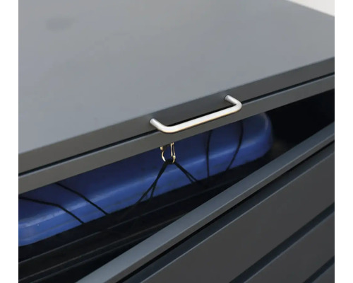 Otevřený úložný box s obsahem