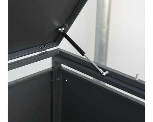 Detailní pohled na zahradní box s otevřeným víkem a plynovou pružinou
