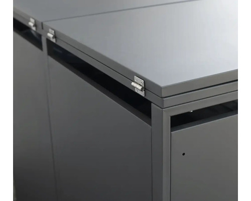 Detailní pohled na šedé zahradní skříně se skládacím mechanismem