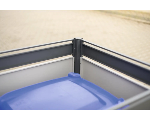 Detailní pohled na box na popelnice s modrou popelnicí