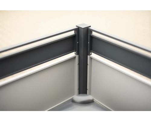 Detailní záběr rohového spoje kovového plotu na ochranu soukromí