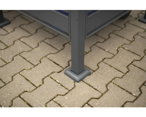 Detail nohy altánu na dlažebních kostkách