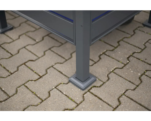 Detail nohy altánu na dlažebních kostkách