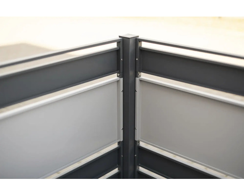 Detailní pohled na kovový plot pro ochranu soukromí