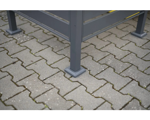 Detailní pohled na patku altánu na dlažebních kostkách