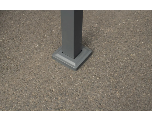 Detail sloupku se čtvercovou základnou na podlaze