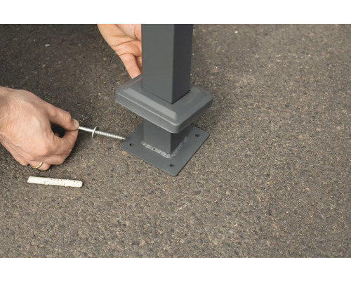 Montáž sloupku plotu pomocí šroubu