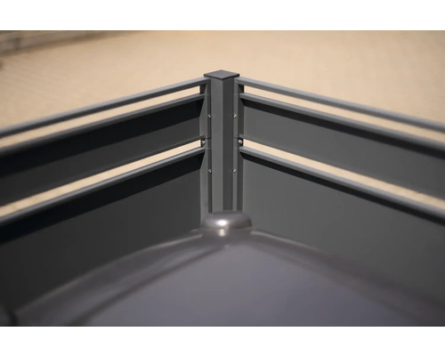 Rohový pohled na moderní kovový zahradní plot