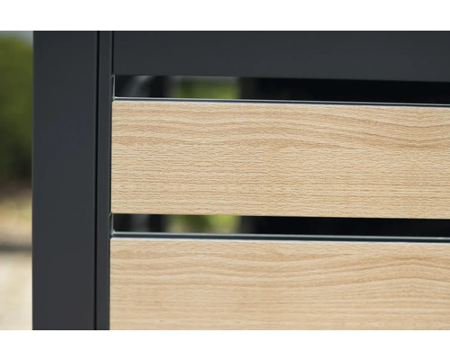 Detailní záběr zástěny s dřevěným vzhledem mezi šedými sloupky plotu