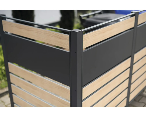 Detailní pohled na zástěnu s prvky imitujícími dřevo a tmavým dělícím panelem