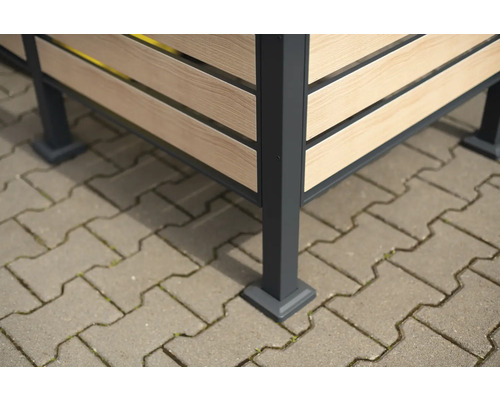 Detailní pohled na zahradní domek s dřevěným obložením a stabilními kovovými sloupky