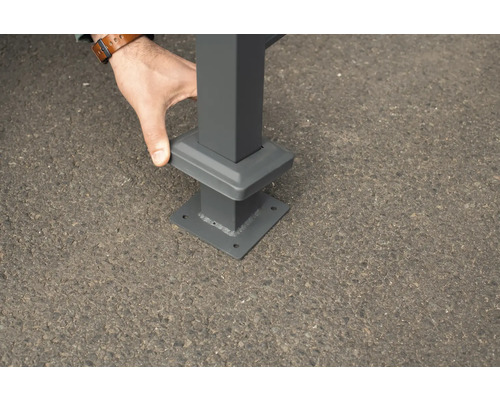 Detail kovové patky sloupku pro upevnění do země.