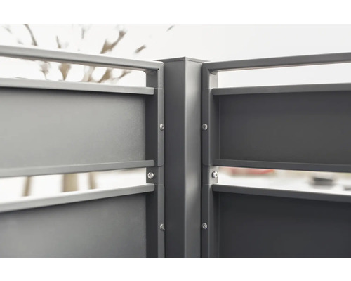 Detailní záběr kovového plotu se sloupky