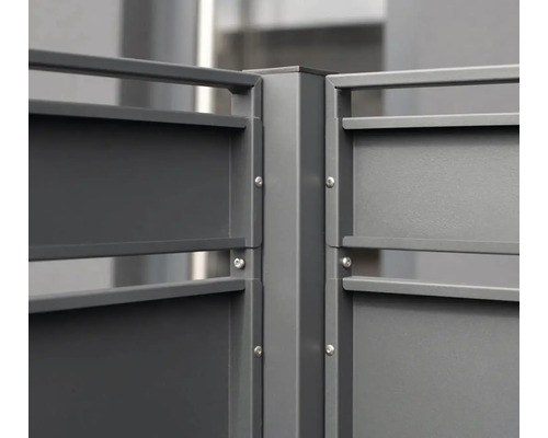 Detailní záběr šedého kovového plotového prvku se šrouby