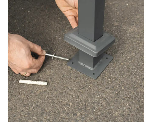 Upevnění patky sloupku pomocí šroubu a hmoždinky