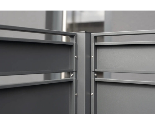 Detailní záběr rohového spoje hliníkového plotu se šrouby