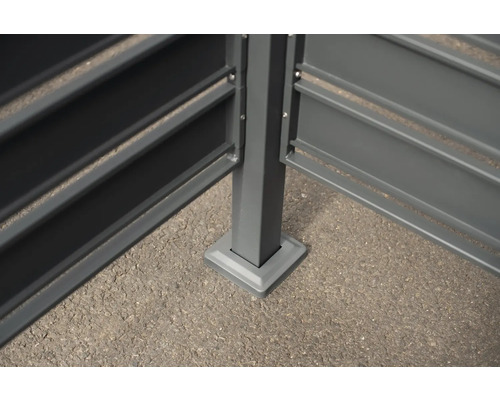 Detailní pohled na sloupek plotu s lamelovým plotovým prvkem