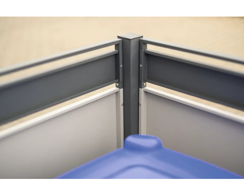 Detailní pohled na plot pro ochranu soukromí s boxem na popelnice