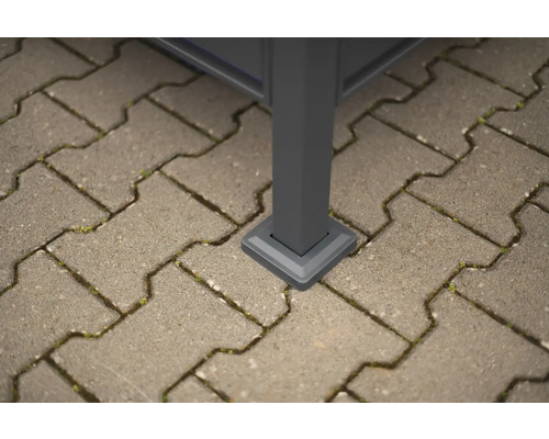 Detail patky altánu na dlažebních kostkách