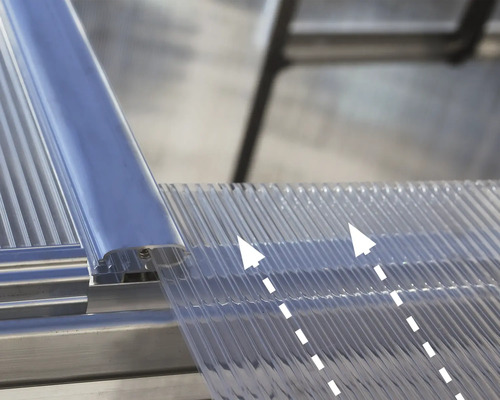 Detailní pohled na průhlednou polykarbonátovou desku s upevňovacím profilem