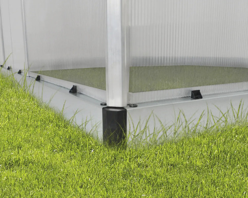 Detail skleníku s hliníkovým rámem na základech