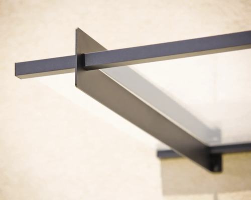 Detail moderního zastřešení vchodových dveří z kovu a skla