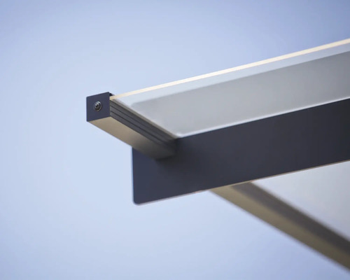 Detailní pohled na zastřešení terasy s integrovaným osvětlením