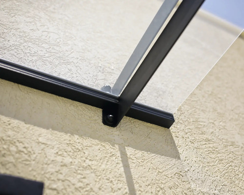 Detailní pohled na namontovanou stříšku vchodových dveří