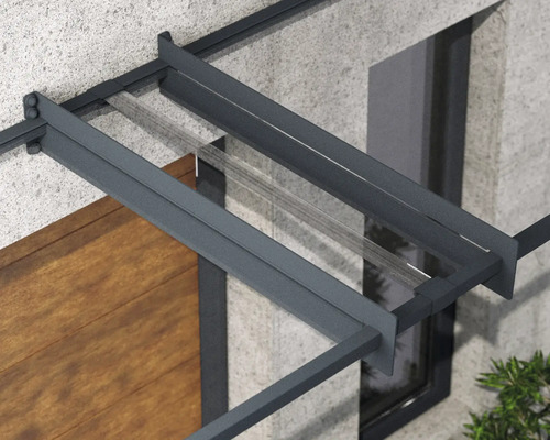 Vchod se stříškou s průhlednou střechou a kovovým rámem