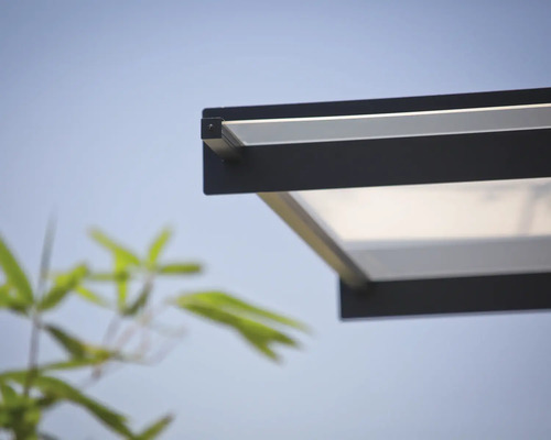 Detail terasového zastřešení s černým rámem a světlým spodkem