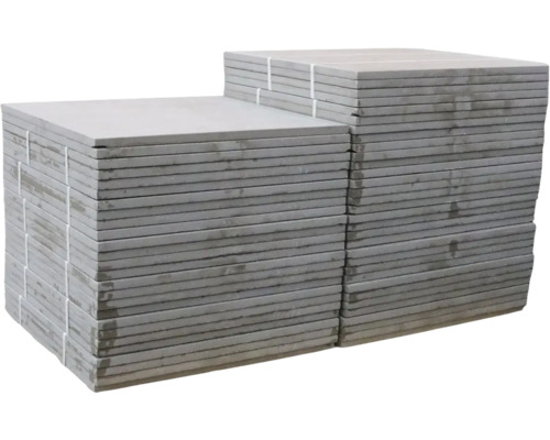 Hromada šedých terasových desek z kamene