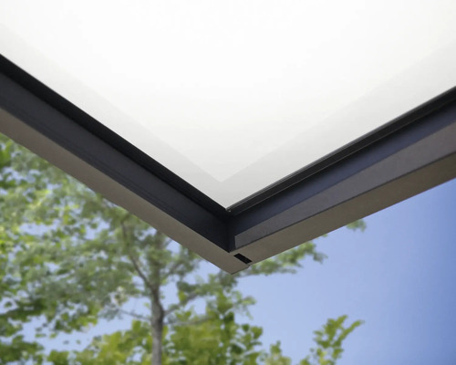 Detailní záběr terasového zastřešení s hliníkovým rámem a vrstveným bezpečnostním sklem