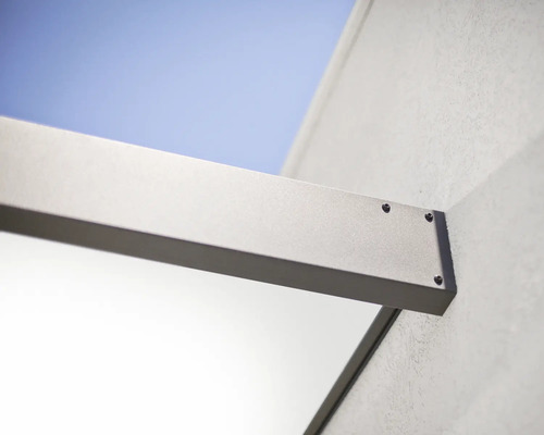 Detail kovové konstrukce upevněné na stěně