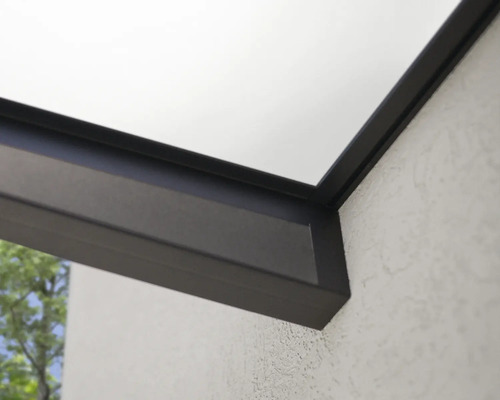 Detailní pohled na terasové zastřešení s rámem na zdi