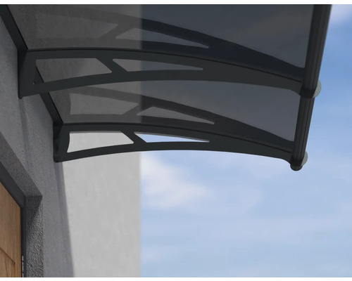 Stříška na ochranu před deštěm a sluncem u vchodu do domu