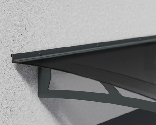 Detailní záběr stříšky dveří s držákem na zdi