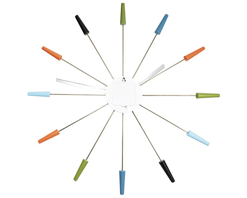 Dekorativní nástěnné hodiny s tyčemi jako ukazatelem času