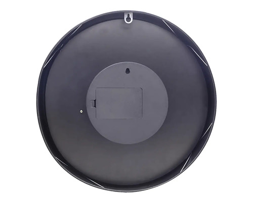 Zadní strana nástěnných hodin se závěsem a prostorem pro baterie