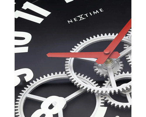 Detailní pohled na nástěnné hodiny Nextime s viditelným hodinovým strojkem