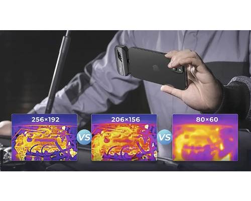 Ruka drží smartphone s nástavcem termokamery a porovnává různá rozlišení