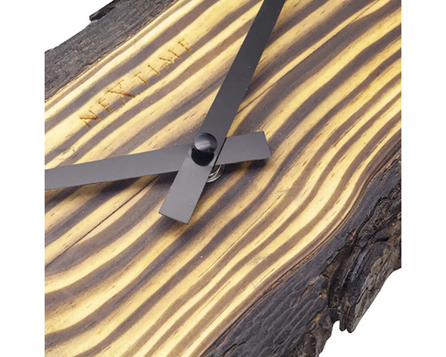 Detailní záběr dřevěných hodin s ručičkami a nápisem Next Time