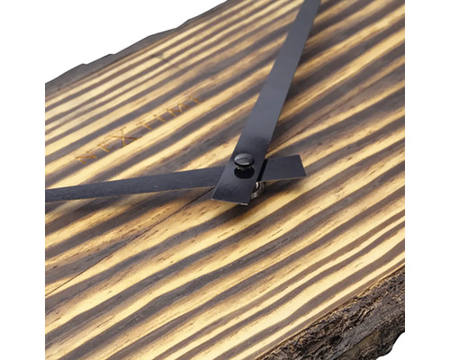 Detail dřevěných nástěnných hodin s ručičkami