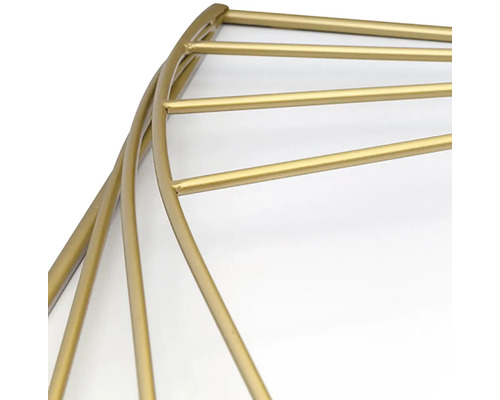 Detailní pohled na zlatý kovový dekorativní prvek