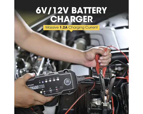 Osoba připojuje 6voltovou nebo 12voltovou nabíječku baterií k autobaterii.