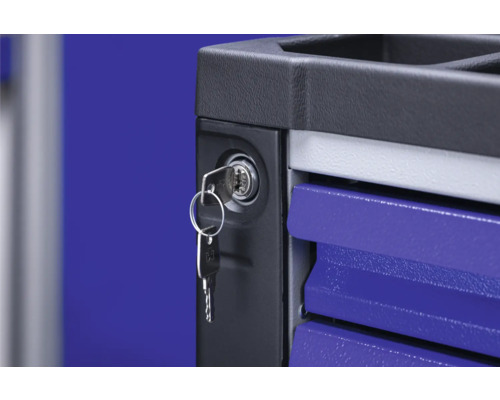 Zámek s klíčem na dílenském vozíku