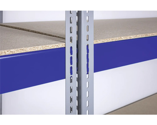 Detailní záběr regálu s kovovým rámem a policemi